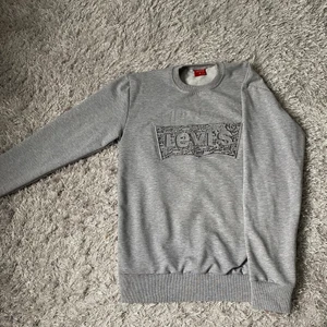 Levi's strl M - Använd en två gånger. Bra skick 
