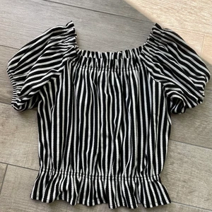 Supersöt topp strl 36 - Top från H&M i väldigt fint skick!