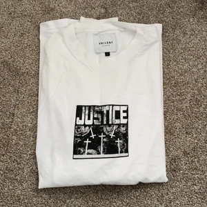 Långärmad T-shirt  - Långärmad T-shirt i fint skick med tryck på båda ärmarna 