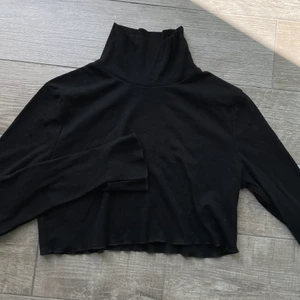 Croptop strl M - Långärmad svart croptop från Nova of Sweden i strl M, väldigt fint skick!!