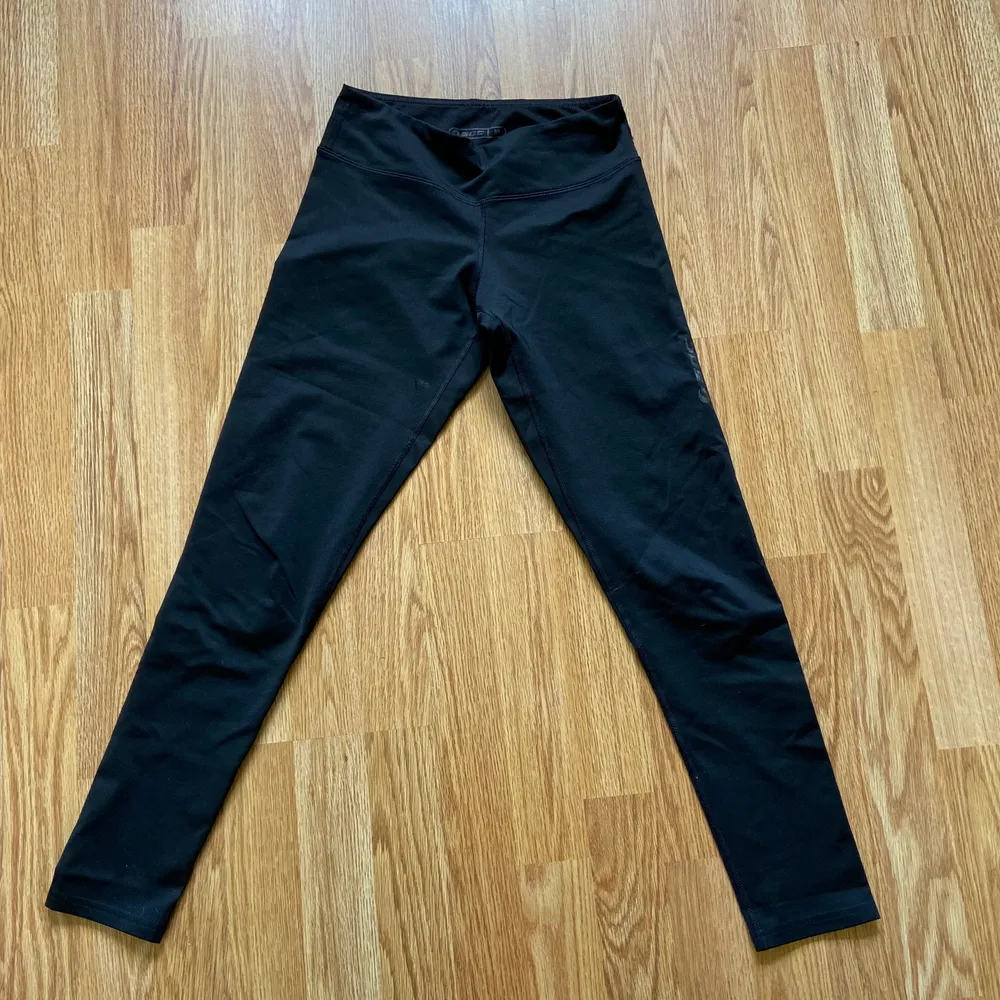 Svarta träningstights från soc i bra skick. Något korta i benen (är 160 cm) . Jeans & Byxor.