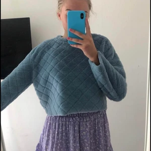 Mysig tröja - ZARA - Super mjuk och skön tröja från ZARA, aldrig använd men tvättad därav finns ej lappen kvar. Säljer då den aldrig kommit till användning.💖