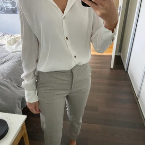 Blus skjorta  - Vit blus. knappt använd 