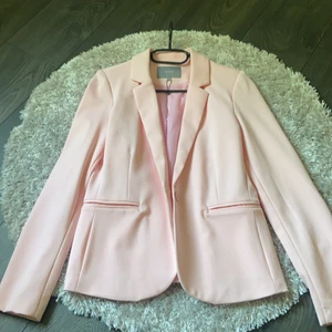 36 S - Använd 2 gånger vid speciella tillfällen, tar plats i garderoben så vill bli av med lite kläder, ny pris 499kr säljer för 170kr