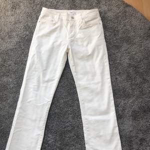 Vita jeans köpta förra året från Mango. Ingen bild på då de tyvärr är för små för mig. Men jättefint skick, och raka ner till🤍