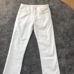Vita jeans köpta förra året från Mango. Ingen bild på då de tyvärr är för små för mig. Men jättefint skick, och raka ner till🤍