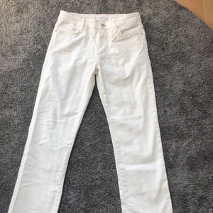 Vita jeans - Vita jeans köpta förra året från Mango. Ingen bild på då de tyvärr är för små för mig. Men jättefint skick, och raka ner till🤍