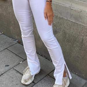 Säljer mina snygga jeans från Zara storlek 38 med slits! De passar bra i längden på mig som är 170! Formar kroppen bra och super bekväma!Endast använda ett fåtal gånger. Om fler är intresserade blir det budgivning 🥰