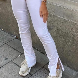 Snygga jeans från Zara med slit - Säljer mina snygga jeans från Zara storlek 38 med slits! De passar bra i längden på mig som är 170! Formar kroppen bra och super bekväma!Endast använda ett fåtal gånger. Om fler är intresserade blir det budgivning 🥰