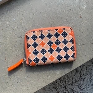 Malene Birger plånbok - Plånbok från Malene Birger i denna orangea färg, köpt på Jolina i Borås för ca 2 år sedan så vet inte om just denna färgen finns kvar. Nypris ca 600, en liten defekt på den som syns på sista bilden🤍