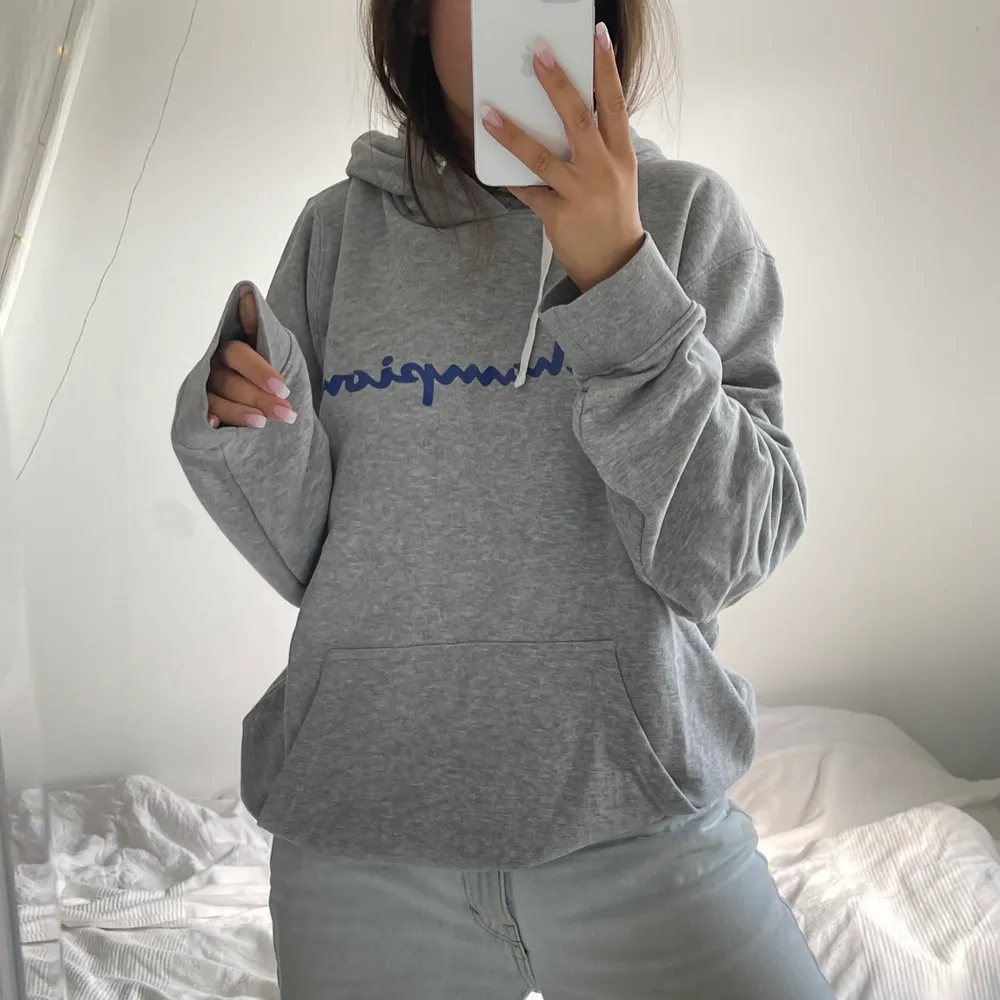 As najs championshoodie, den är oversized på mig som är str 36. Väldigt mysig att krypa in i <3. Säljer den pga flytt och att den ej får plats i resväskan :( skriv om frågor, frakt tillkommer💓. Tröjor & Koftor.