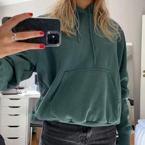 supersnygg hoodie i perfekt grön färg från weekday, storlek xs men passar på mig som är s
