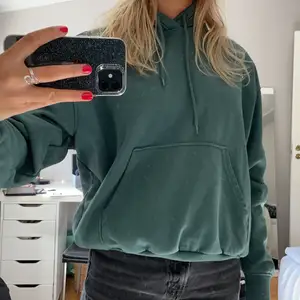 supersnygg hoodie i perfekt grön färg från weekday, storlek xs men passar på mig som är s