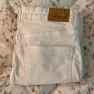 Super fina vita high waisted jeans med lite slits längs ned. köpta från Gina tricot. Storlek: 38 men känns som 36 Använd enstaka gånger och säljer då de aldrig kommer till användning! Skriv vid intresse! Köparen står för frakt 💕