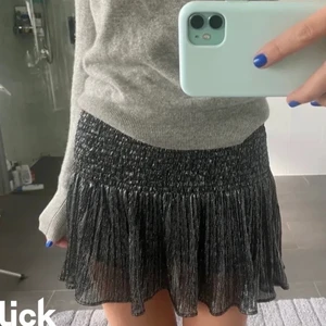 ZARA kjol  - Glittrig kjol från ZARA. Använd endast en gång. Passar båda S och XS. Först bild är lånad. Köparen står för frakten (185kr + frakt). Ni kan fråga för mer bilder 💕💥💭🙌💁‍♀️