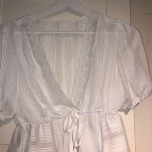 Sommrig blus - Superfin vit blus med fina broderier och snörning, aldrig använd. 