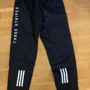 ADIDAS MJUKISBYXOR SVART - SÄLJER SNYGGA ADIDAD MJUKISBYXOR I SVART STORLEK 36-S för korta för mig men älskade dem endå men väljer att sälja nu för jag inte använder. Bra skick.