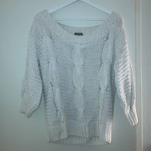 Stickad tröja - Vit stickad tröja trekvarts ärmar och kantig urrigning bak