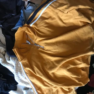 Gul magtröja divided H&M - Gul magtröja, storlek L, Divided H&M, några år gammal men bra skick, fodrad, pris:120kr OBS: Betalning via swish, köpare står för frakt, jag står ej för om den kommer bort i posten, kan hämtas, säljer även fler kläder storlek xs-l