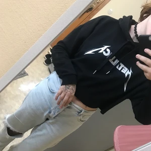 Croppad hoodie - Hoodie med Metallica tryck från h&m. Passar S-M