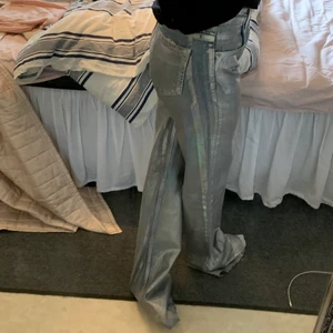 Zara jeans -  skimrande zara jeans nyskick , Orignallängd (89 cm innerbenslängd)  bud : 430 kr köpt dirket för 500