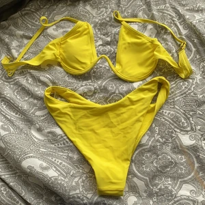 Badkläder storlek S - Jag säljer dem här badkläderna på grund att jag aldrig kommer använda dem, aldrig använt dem heller . Lappen på underdelen finns kvar. Storlek S men underdelen är ganska stor💝 säljer för 50kr köpt för 119❤️ Köparen står för frakten