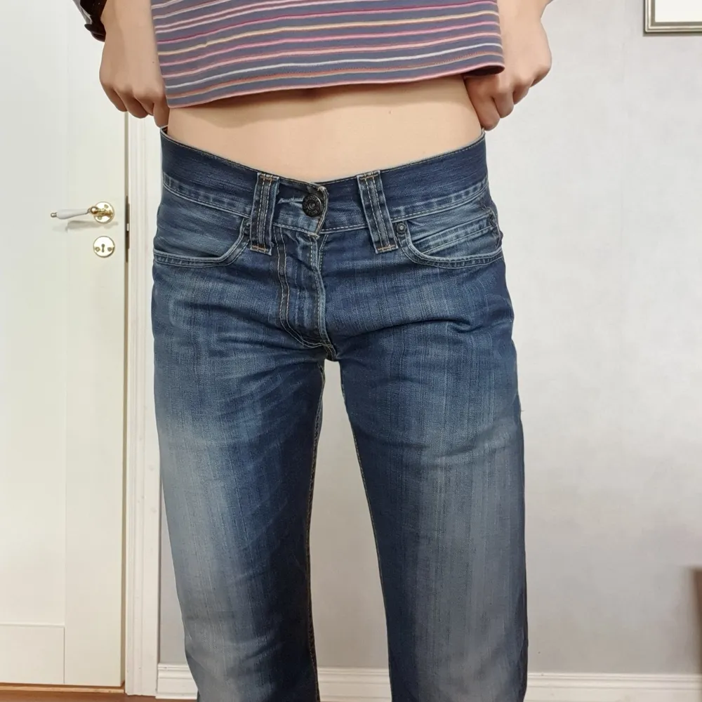Sjukt snygga jeans som tyvärr är lite korta på mig som är 1,77. Lite små i storlek (jag brukar ha 26 eller 27 som referens). . Jeans & Byxor.