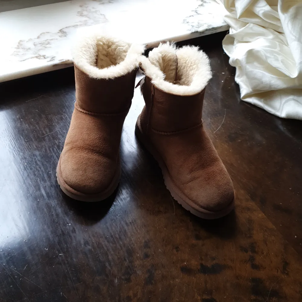 Säljer min åkta UGG som är I mycket bra skick och matcherar med allt. Bootsen är användade några fatal gånger.De är mycket varmt och bekväm att gå med och passar jätte bra till vinter och snow. Köpte de 2500kr.Finns fler bilder och bud I kommenterna. Passar 36_ 37. Skor.