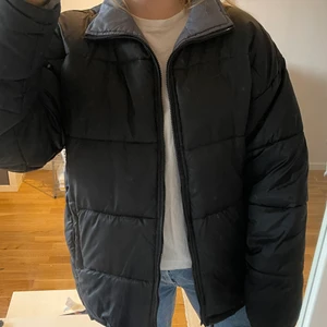 Jacka - Jättecool jacka från True North, varm och tjock så den är perfekt i höst och vinter. Sitter nice oversized och påminner mycket om Northface jackor i passformen. Den har inga tydliga defekter, sparsamt använd