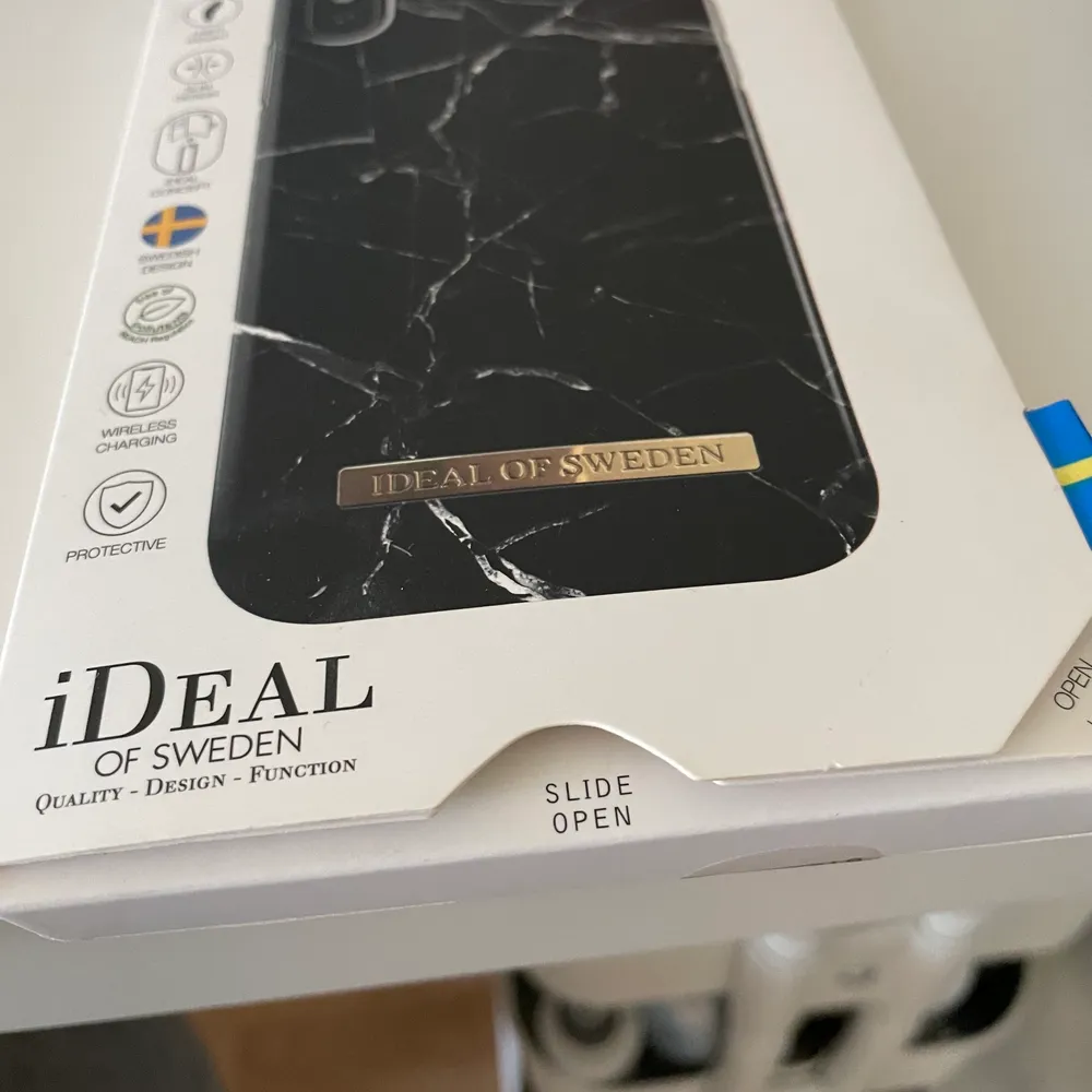 IPhone xs skal från Ideal of sweden. Helt oanvänd bara öppnat förpackningen. Pris 250kr . Övrigt.