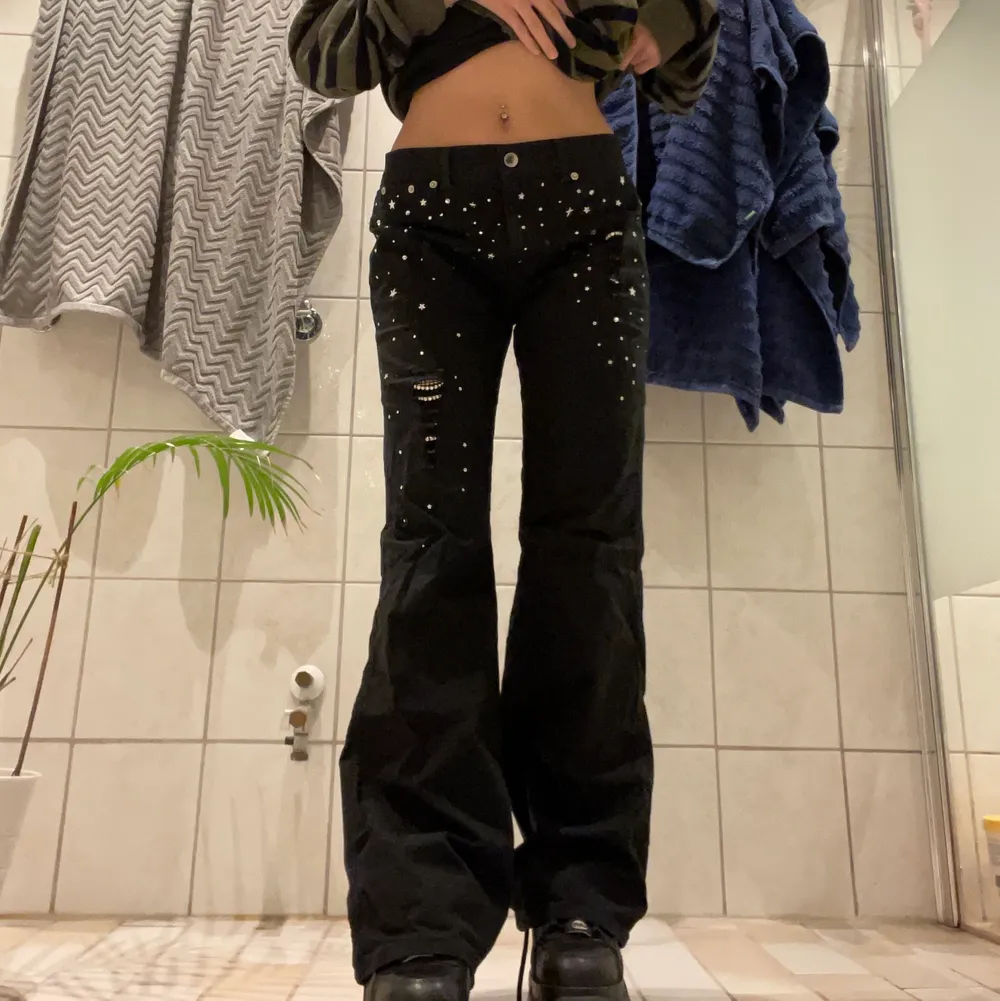 Lite baggy byxor med stjärnor och rhinestones😍 midjemått 84cm men dom är stretchiga💕💕 innerbenslängd 79cm. Jeans & Byxor.