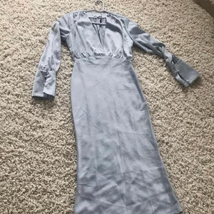 Blå Satinklänning💙  - Blå klänning i satin, storlek 34 💙 aldrig använd