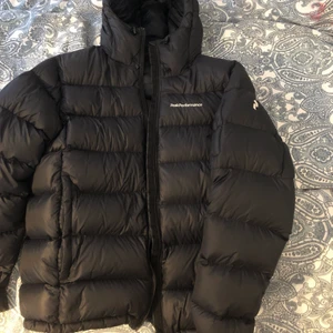 Peak Performance vinterjacka frost - Säljer min Peak jacka eftersom jag har köpt andra jackor och behöver inte denna längre! Storlek M men passar även L. Är 193 och den passar mig perfekt. Inga scratches eller fel på jackan eftersom den inte är använd särskilt mycket. Färg svart!       Nypris 4000 kr