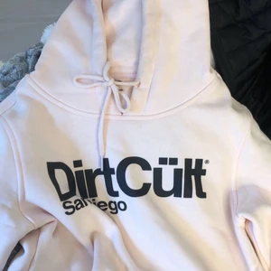 Dirtcült - Nästintill oanvänd ljusrosa hoodie från dirtcult, frakt tillkommer!💞