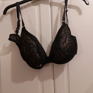 Bh från Lindex  - Använd fåtal gånger men köptes för flera år sedan.  Storlek är 85E 