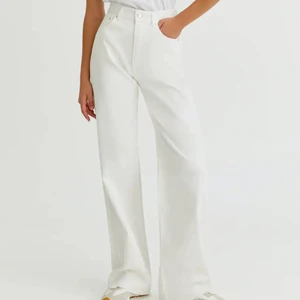 Vita jeans - Dom är uppsydda så de passar någon mellan 150-160! 🤍