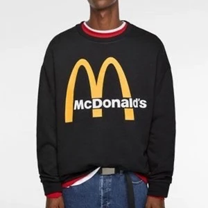 cool zara collegetröja  - säljer min coola McDonalds collegetröja!  I stolek M och så fin passform 🏄‍♀️💕😍😍😍 säljer för 300kr