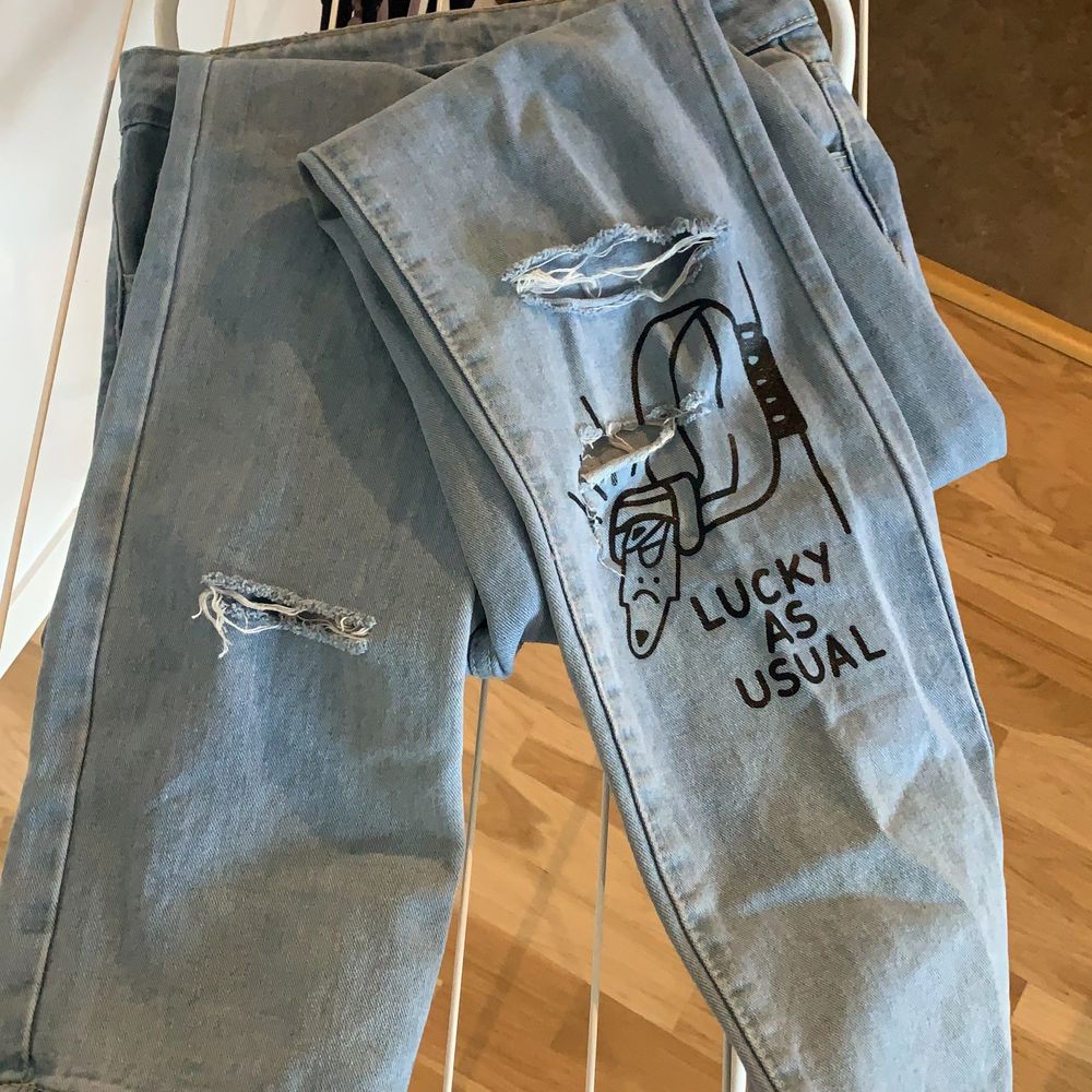 Ljusblå jeans med tryck på den SHEIN, storlek S   Dem är långa i benen på mig som är 175. Typ aldrig använda . Jeans & Byxor.