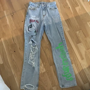 Byxor med tryck - Använda fåtal gånger. Lite korta i benen på mig som är 175