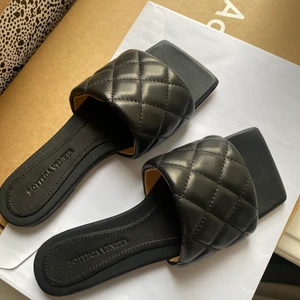 Bottega veneta sandaler - Som nya! Använda oerhört sparsamt & svåra att få tag på, nypris ca 7500 kr. Strl 36 men passar mig som har 37 bra😊 diskuterar gärna pris🙏🏼
