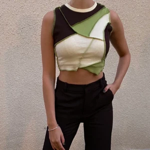 Grå/vit/brun topp - Säljer min jättefina topp då den aldrig kommer till användning! Som ny, inget fel på toppen!