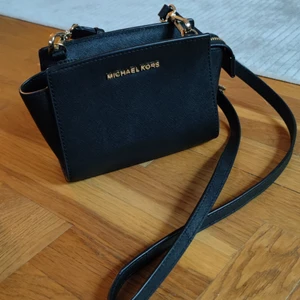 Michael kors Minibag - Söt och liten handväska perfekt för fest med kort hållare inuti. 