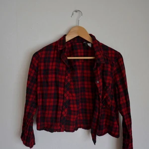 Skjorta från Divided - En rutig skjorta från divided i stl 34. Den slutar ungefär vid naveln och är i bra skick. Köparen står för frakten :) 