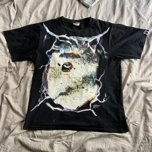 BAPE Bapeavy Metal Tee Size: M - Tja, säljer denna feta BAPE tröjan i storlek Medium. Cond: 9/10. Kommer i bape påse som ni kan se på bild 3. Denna går för ca 200$ på stockx så för 750kr + frakt är det din!