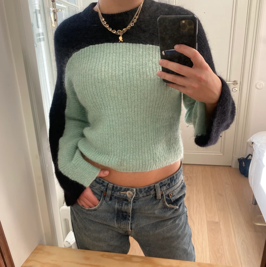 Stickad tröja, blå och svart