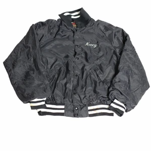 Roselund- Vinrage Varsity Jacka - En riktigt fet vintage varsity jacka som är sjukt snygg att ha för hösten. Den har en liten fläck längst ned men vi gissar på att det kan gå bort med hjälp av lite vanish! Är vindtålig och därför perfekt för den kommande hösten. Thriftad i USA för ett tag sedan.