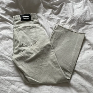 DR Denim Jeans - Säljer ett par DR Denim jeans i färgen beige/grön (greige). Säljes då dem är för små, storlek 27/26 alltså S/M
