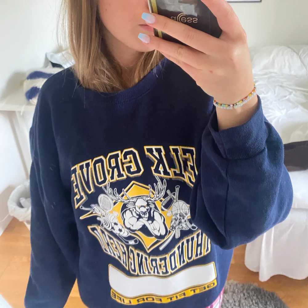 Säljer min favorit sweater som jag tröttnat på lite…men i bra skick och jätteskön😻😻kan mötas eller skickas (priset kan diskuteras👍. Hoodies.