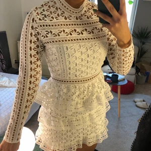 Klänning från Self-portrait - Intressekoll på min älskade klänning med stjärnor på från Self-portrait!!💘💘💘 inköpt för 4000 kr💘