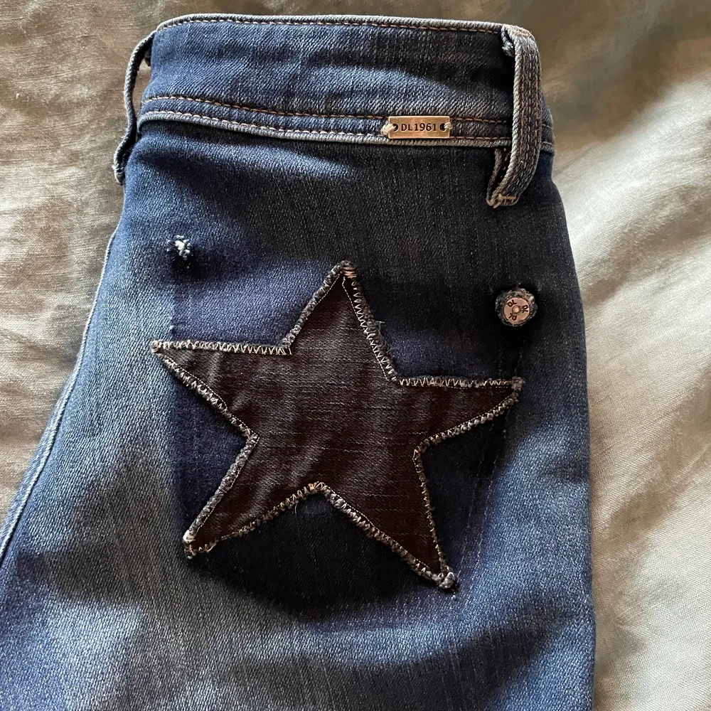 Ett par mörkblåa lågmidjade jeans med stjärna på rumpan som jag sytt på själv . Jeans & Byxor.